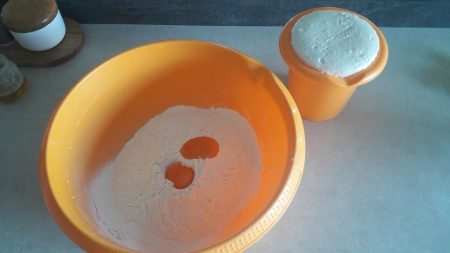 Bułki mleczne przygotowanie rozczynu drożdżowego