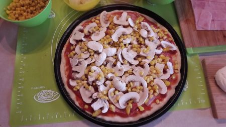 Pizza z pieczarkami,szynką i kukurydzą