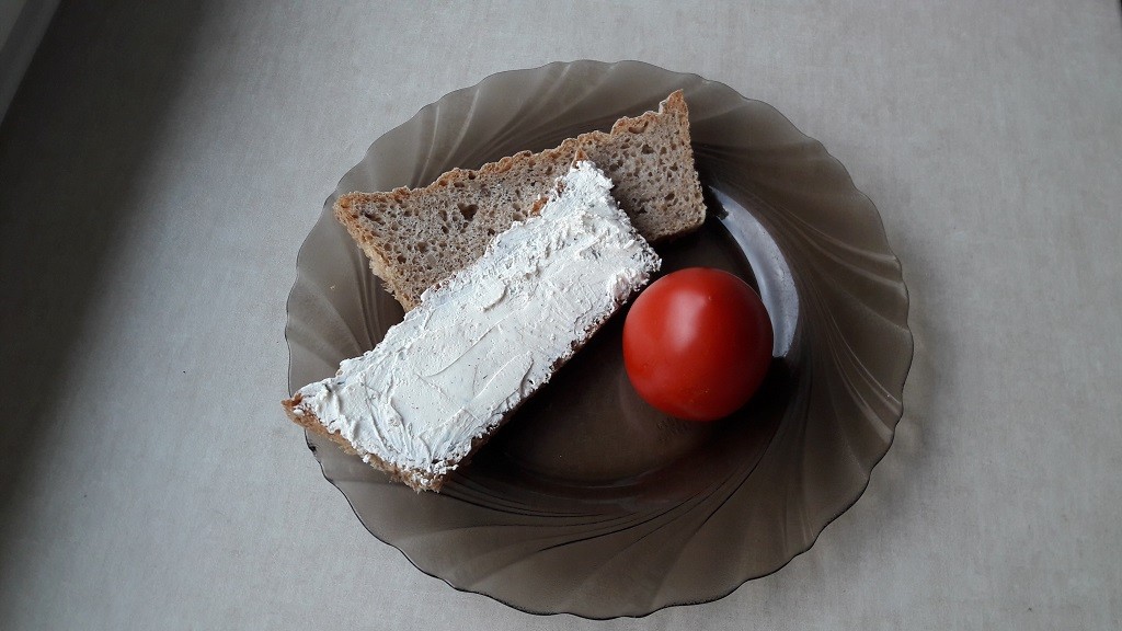 Chleb pszenno-razowy z serkiem i pomidorem