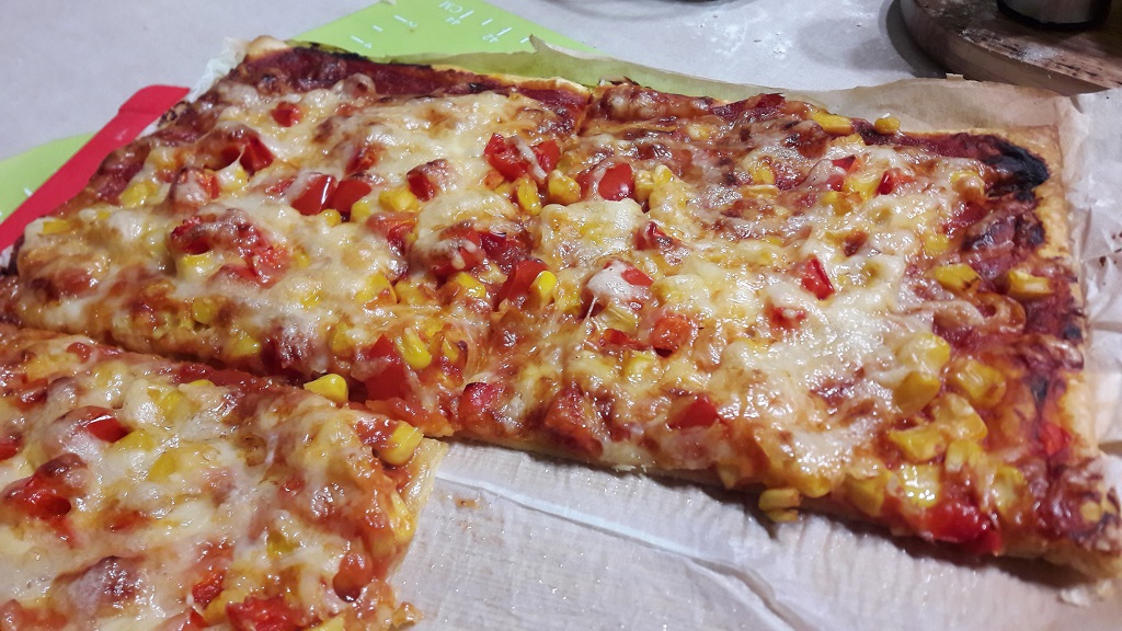 Pizza z salami – ciasto z automatu do chleba