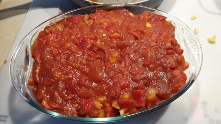 Zapiekanka makaronowa z mięsem mielonym w sosie pomidorowym