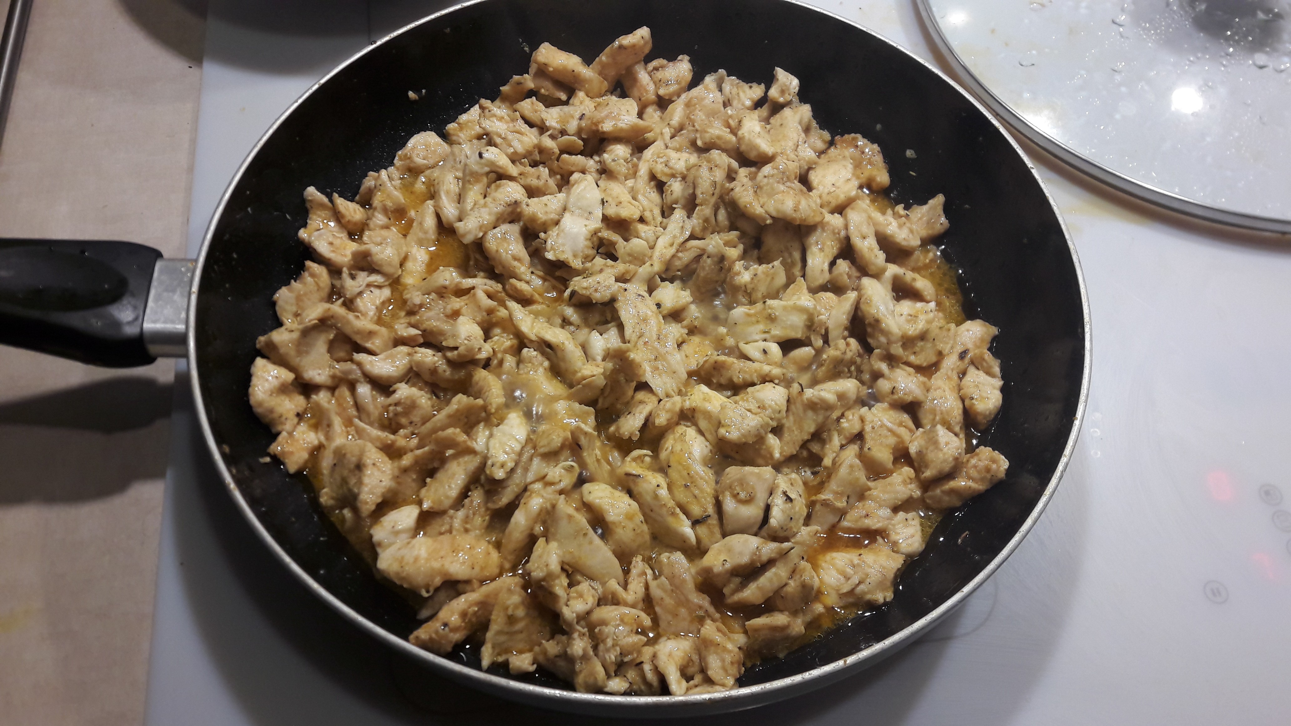 Tortilla z kurczakiem w sosie pomidorowym, chrzanowym i czosnkowym