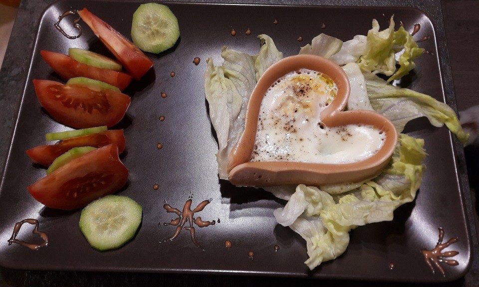 Parówki z jajkiem sadzonym w kształcie serduszka