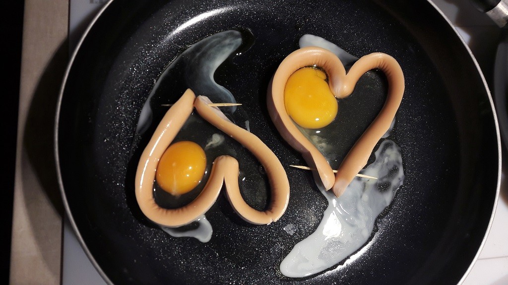 Parówki z jajkiem sadzonym w kształcie serduszka