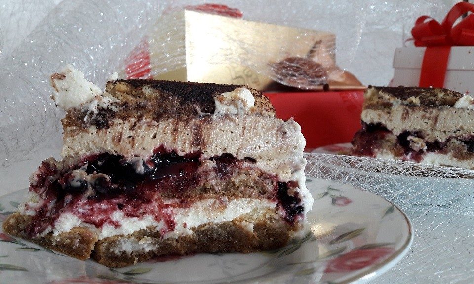 Tort tiramisu z kawowo-porzeczkową nutą