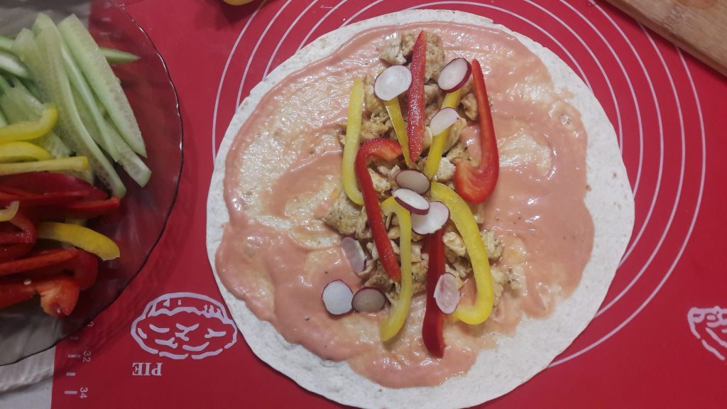 Tortilla z kurczakiem w sosie chrzanowym, pomidorowym i czosnkowym