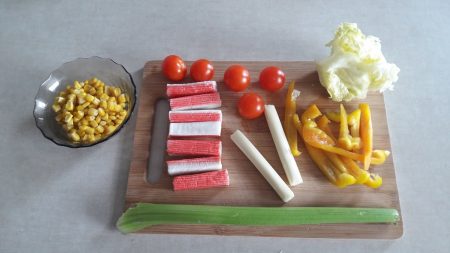 Sałatka z paluszkami krabowymi surimi