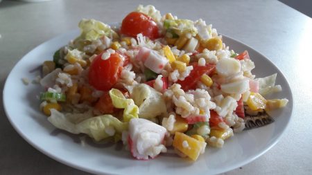 Sałatka z paluszkami krabowymi surimi