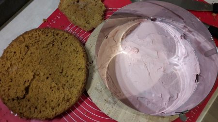 Tort marchewkowy z bitą śmietaną i mascarpone