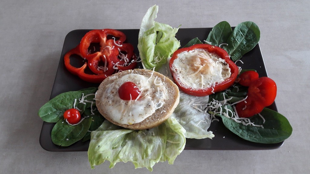 Jajka sadzone z awokado i papryką