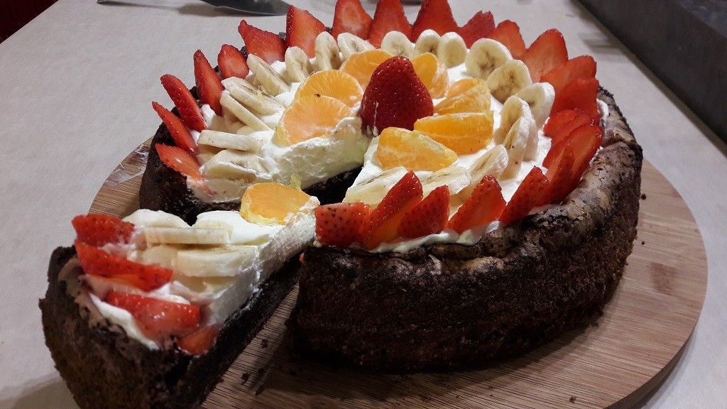 Wilgotne ciasto czekoladowe z bitą śmietaną i owocami