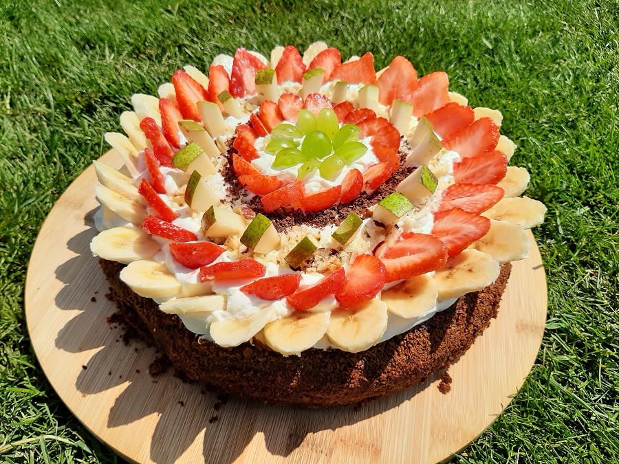 Wilgotne ciasto czekoladowe z bitą śmietaną i owocami