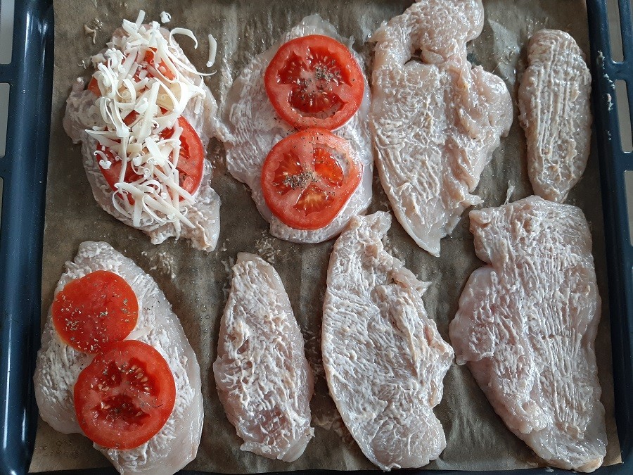 Zapiekana pierś z kurczaka z serem i pomidorami