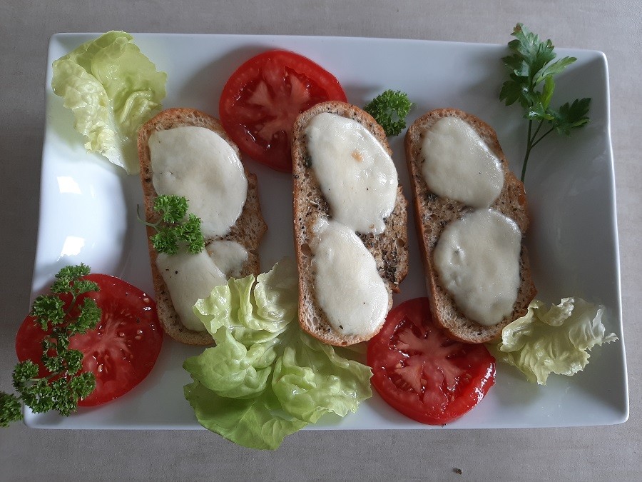 Grzanki z mozzarellą z grilla lub piekarnika