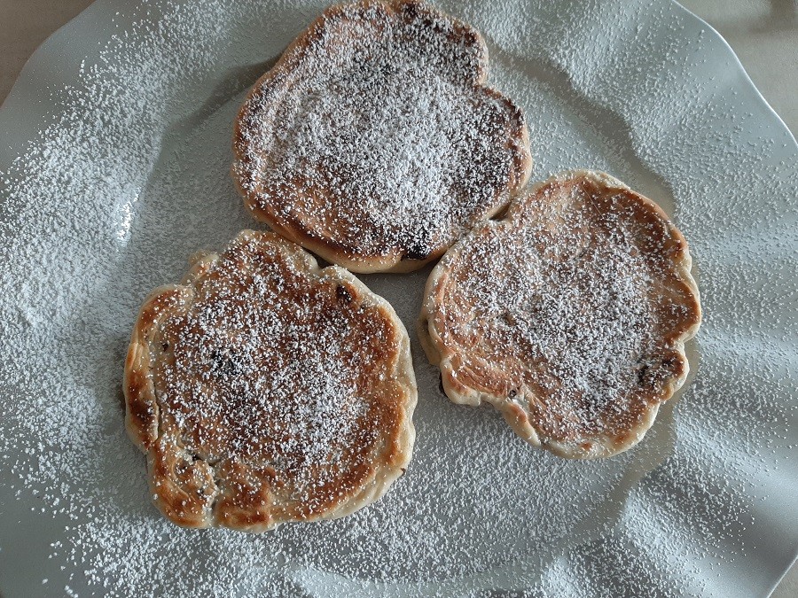 Migdałowe pancakes z żurawiną i rodzynkami
