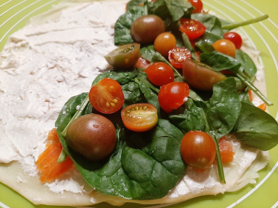 Naleśniki z serkiem, łososiem i szpinakiem