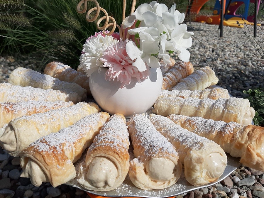 Rurki z ciasta francuskiego z kremem kawowym