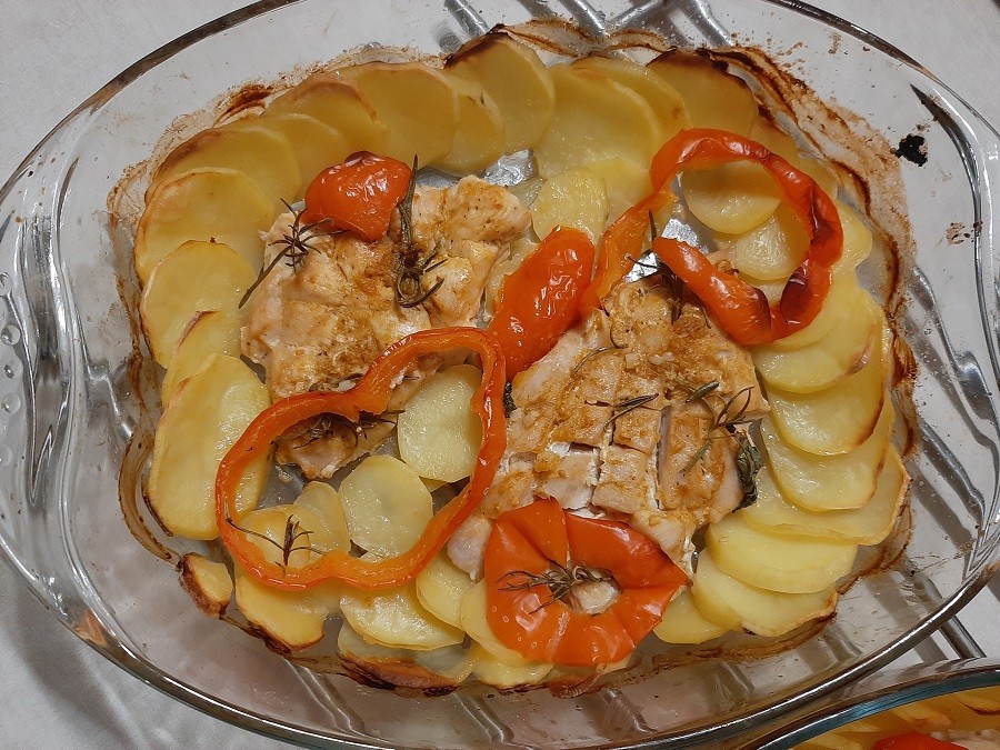 Delikatne piersi kurczaka pieczone z ziemniakami, papryką i rozmarynem