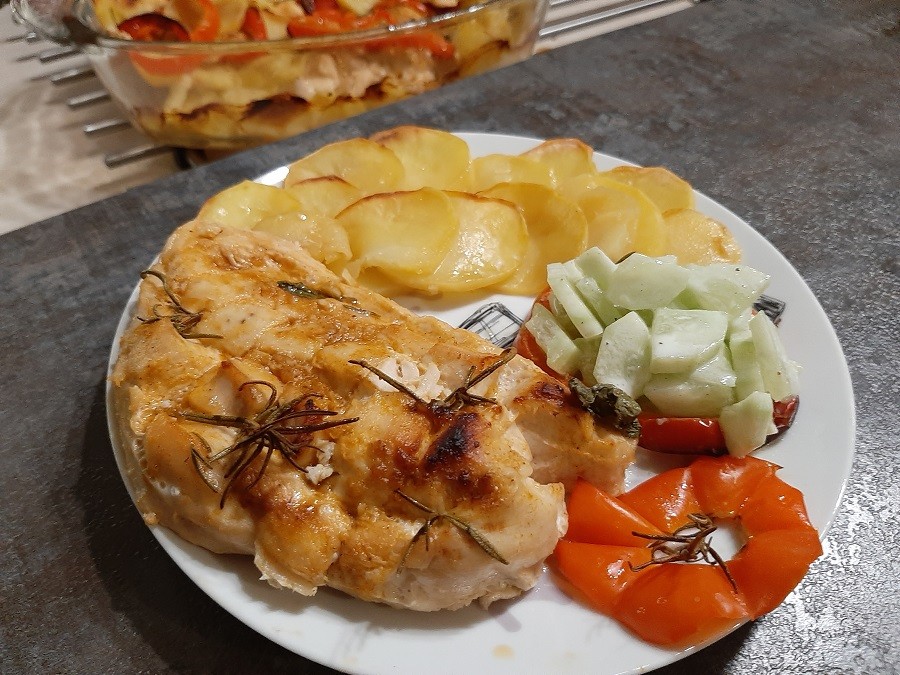 Delikatne piersi kurczaka pieczone z ziemniakami, papryką i rozmarynem