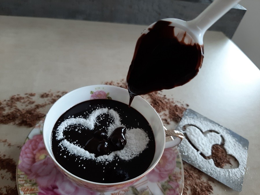 Gęsta gorąca czekolada ze śmietanki i kakao