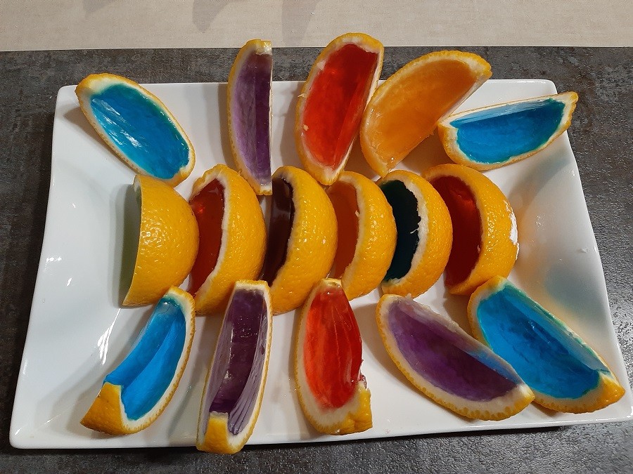 Kolorowe galaretki w skórce pomarańczy