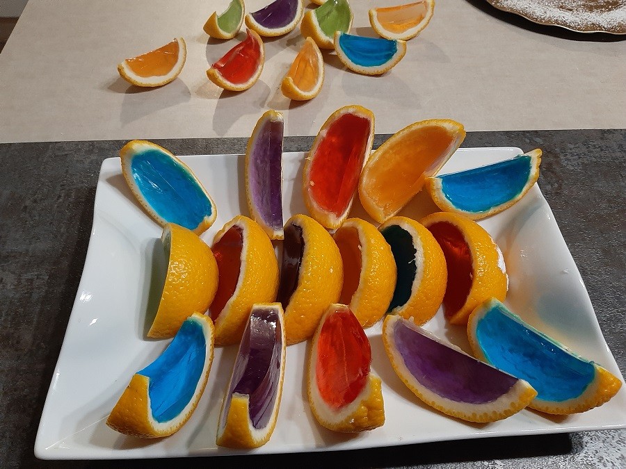 Kolorowe galaretki w skórce pomarańczy