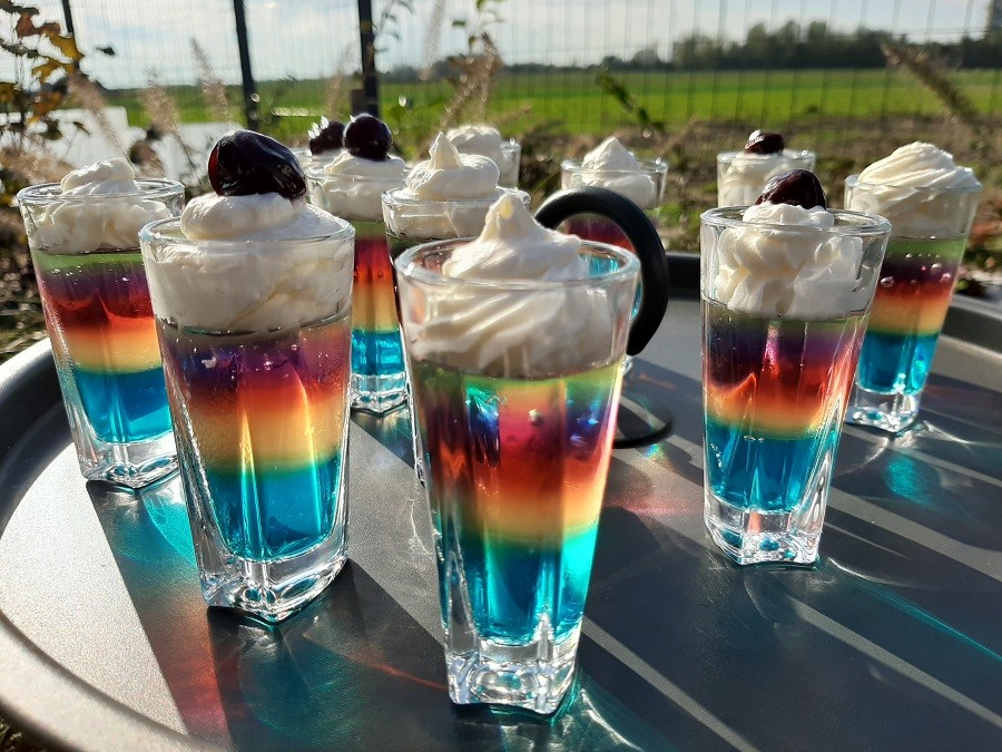 Mini deserki z kolorowych galaretek