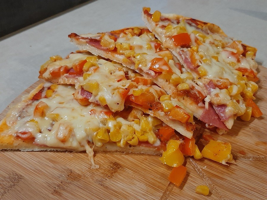 Pizza z salami – ciasto z automatu do chleba
