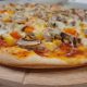 Pizza z szynką i pieczarkami – ciasto z automatu do chleba