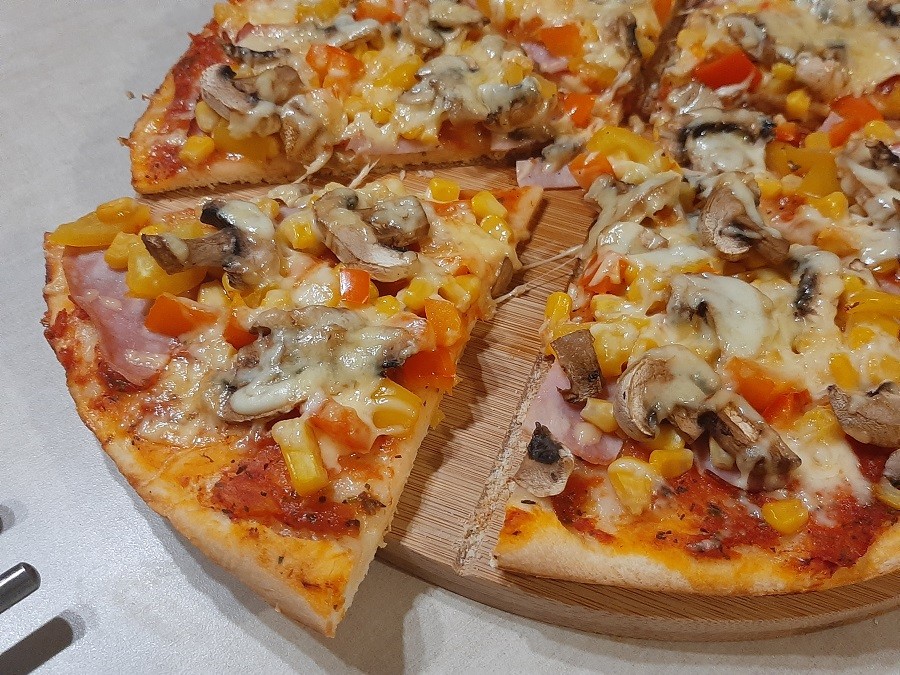 Pizza z szynką i pieczarkami – ciasto z automatu do chleba