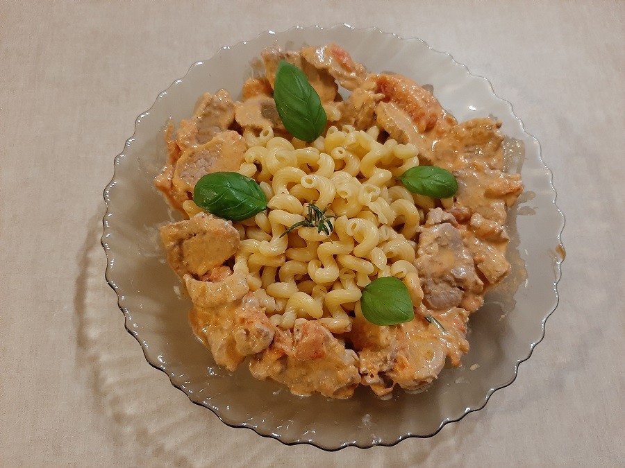 Polędwiczki z makaronem w sosie z pomidorów i mascarpone