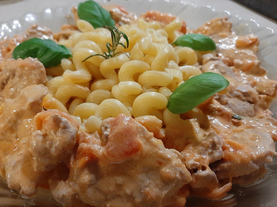 Polędwiczki z makaronem w sosie z pomidorów i mascarpone