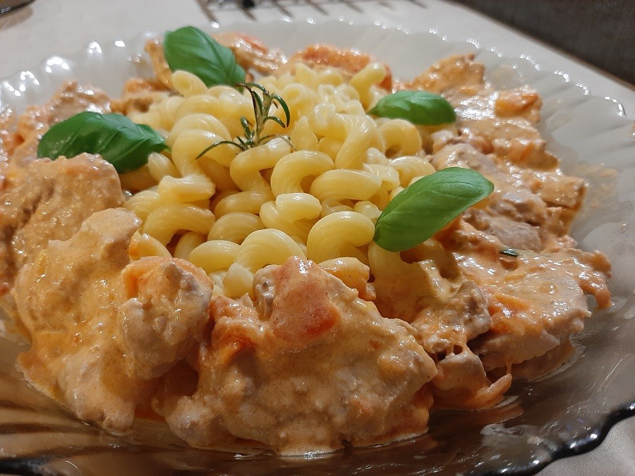 Polędwiczki z makaronem w sosie z pomidorów i mascarpone
