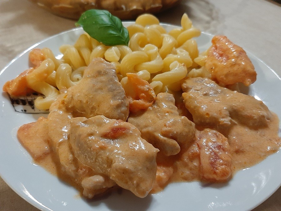 Polędwiczki z makaronem w sosie z pomidorów i mascarpone