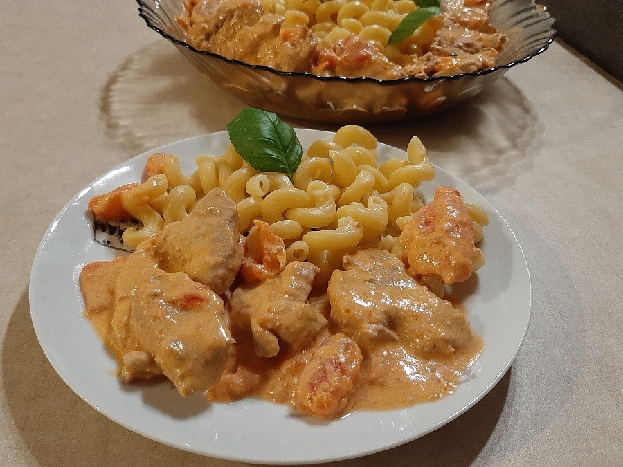 Polędwiczki z makaronem w sosie z pomidorów i mascarpone