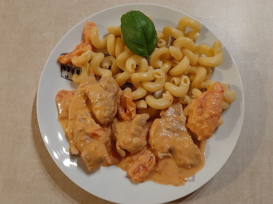 Polędwiczki z makaronem w sosie z pomidorów i mascarpone