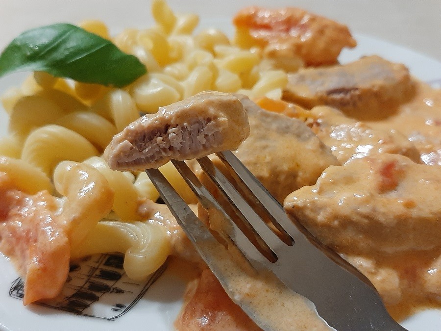 Polędwiczki z makaronem w sosie z pomidorów i mascarpone