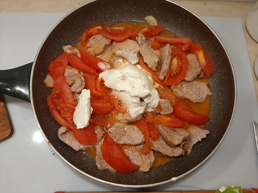 Polędwiczki z makaronem w sosie z pomidorów i mascarpone