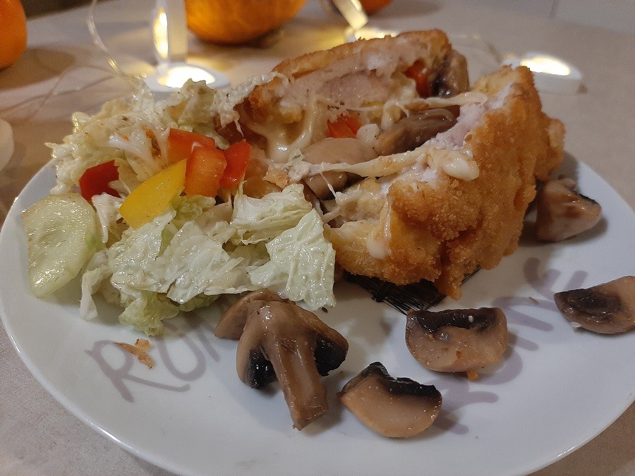 Roladki z kurczaka nadziewane serem, pieczarkami i papryką