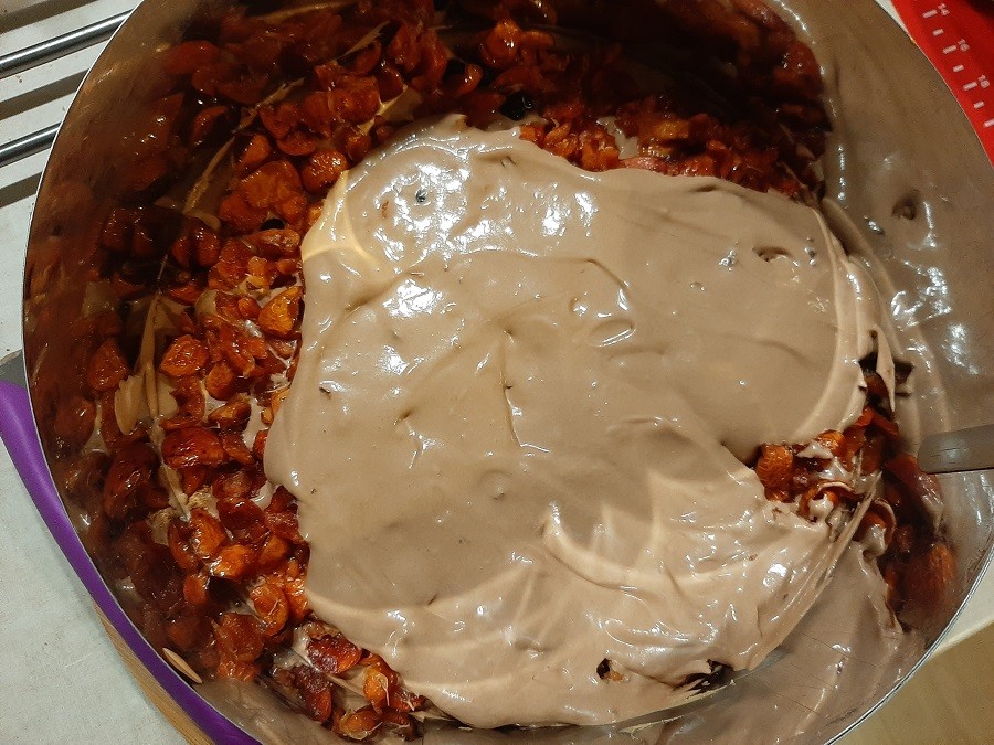 Tort z kremem czekoladowym i masłem orzechowym