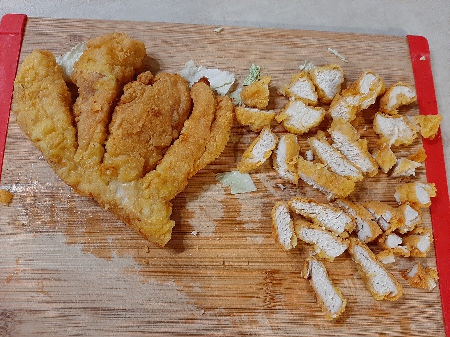 Sałatka z panierowanym kurczakiem i żółtym serem