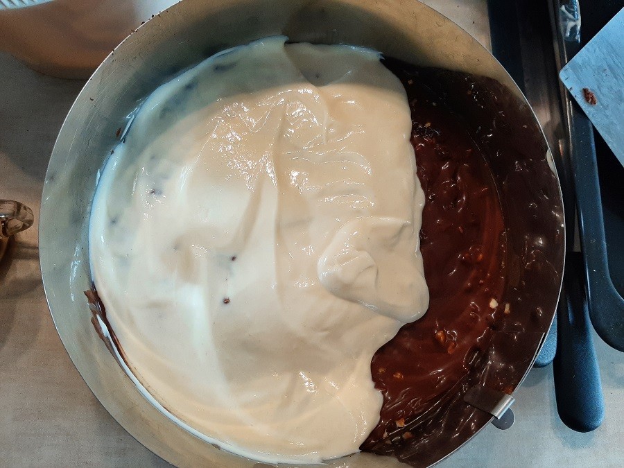 Czekoladowo-truflowy tort z orzechami, solonym karmelem i kremem waniliowym