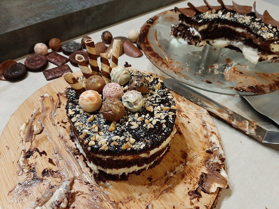 Czekoladowo-truflowy tort z orzechami, solonym karmelem i kremem waniliowym