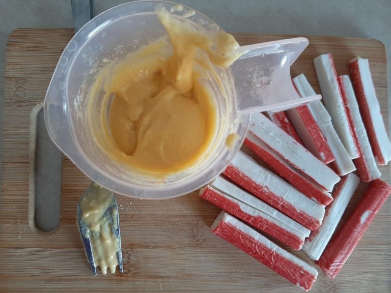 Paluszki surimi w panierce + sos czosnkowy Pasibrzuszek.pl