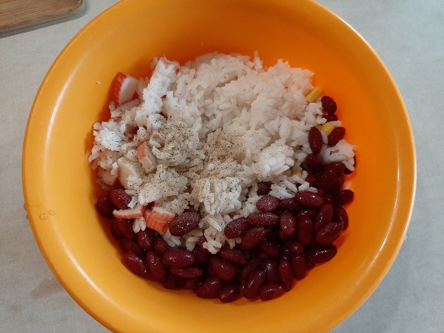 Sałatka z paluszkami surimi i ryżem