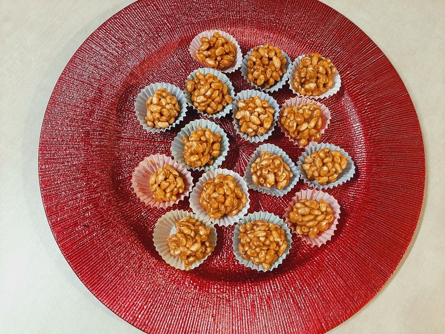 Chrupka orzechowa z płatkami kukurydzianymi