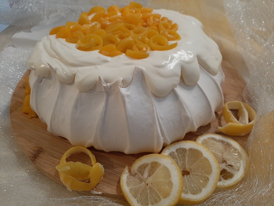 Beza Pavlova z kremem cytrynowym i brzoskwiniami z puszki