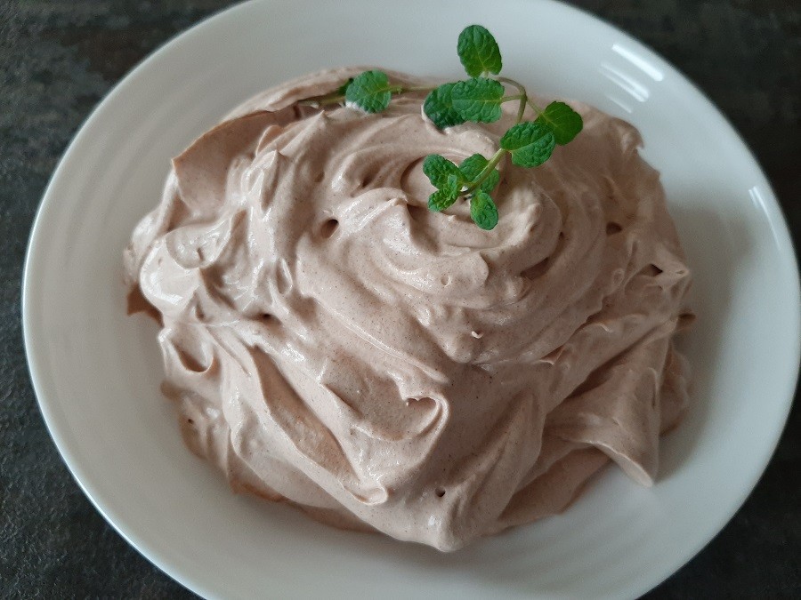 Delikatnie miętowy krem do tortów, deserów i babeczek