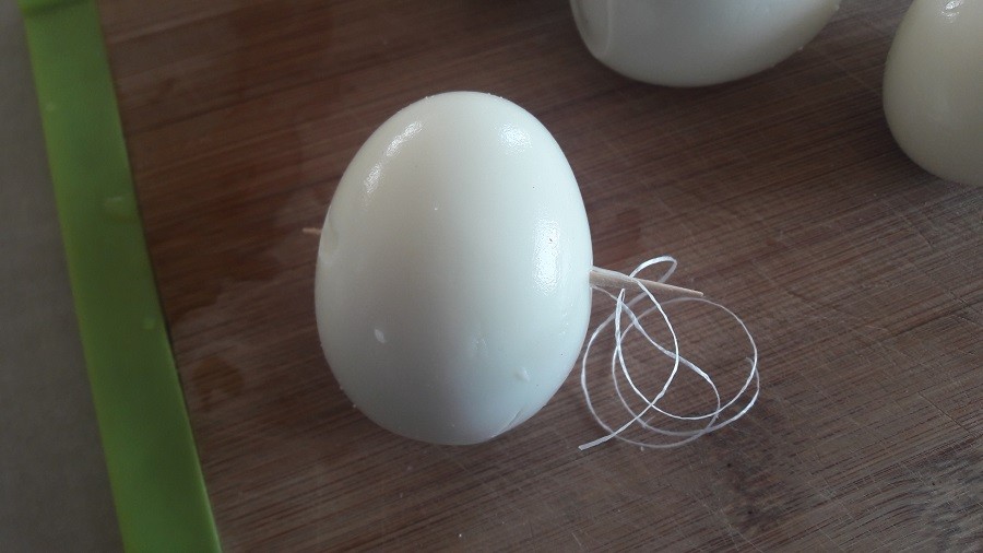 Sposób na ozdobne krojenie jajek na świąteczny stół