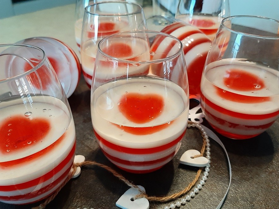 Walentynkowy deser w pucharkach z białej i czerwonej galaretki